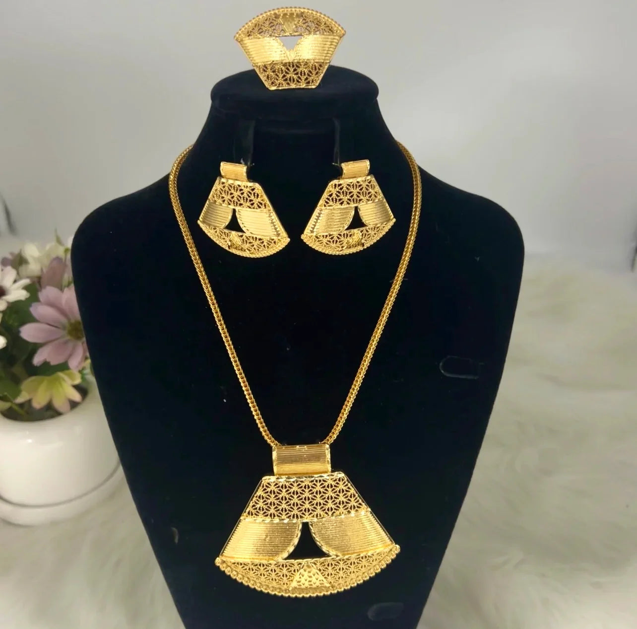 Dubai Luxury Gold Color Shining Necklace Earrings Ring Set for Women Noble Fashion Design Jewelry Gift for Party Nigeria Bride