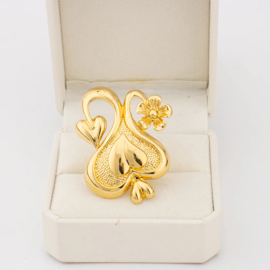 2025 Gold Color New Fashion Rings For Women Charming Love And Butterfly Jewelry Accessories For Wedding Banquet Party